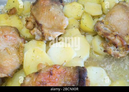 Kartoffeleintopf mit Huhn in einem Glasbehälter Stockfoto