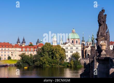 Karlsbrücke (Karluv Most) in Prag Stockfoto