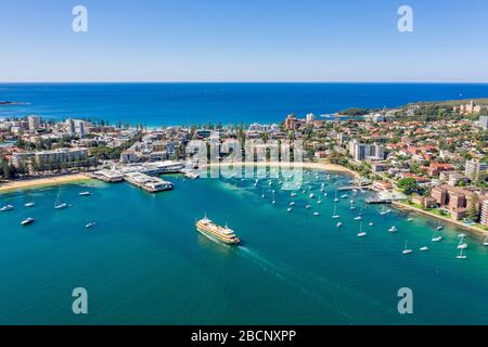 Luftbild auf dem berühmten Manly Wharf und Manly, Sydney, Australien. Blick auf die Vorstadt von Sydney von oben. Luftbild auf Sydney North Harbour, Mann Stockfoto