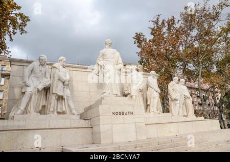 Budapest, Ungarn - 6. November 2019: Lajos Kossuth Memorial in der ungarischen Hauptstadt. Statue Complex mit der Skulptur des berühmten Revolutionärs des 19. Jahrhunderts in der Mitte. Stockfoto