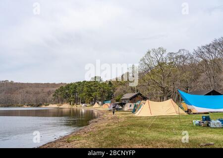 Higashi-Onuma Campsite im Onuma Quasi-Nationalpark. Stadt Nanae, Unterpräfekturgebiet Oshima, Hokkaido, Japan Stockfoto