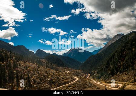 Gewundenen Feldweg auf der Straße ohne Namen zwischen Batang und Ganbai Straße, Sichuan Provinz Abschattung der tibetischen Grenze Stockfoto