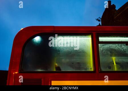 London Bus Fenster, Oberdeck. Gedämpft und leer von Passagieren. Stockfoto