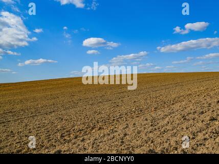 Lietzen, Deutschland. April 2020. Wolken ziehen über ein frisch gepflüpftes Feld. Credit: Patrick Pleul / dpa-Zentralbild / ZB / dpa / Alamy Live News Stockfoto