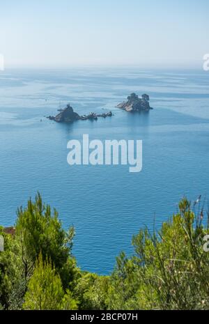 Wunderschönes Meer eines heißen Sommertags. Inseln Katic und St. Sunday, Petrovac, Montenegro. Kleine orthodoxe Kirche auf der Insel Sveta Nedjelja in der Nähe von Petrov Stockfoto