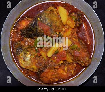 Bengalische Speisen oder Gerichte Rohu Curry oder Rui Maacher Jhol. Indisches Gericht ohne Gemüse, indisches Essen Stockfoto