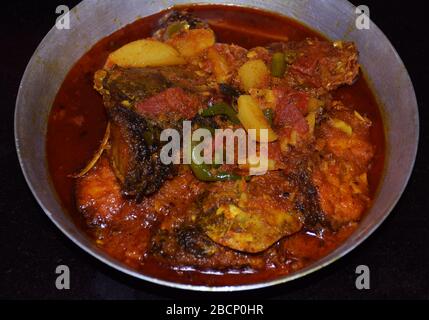 Bengalische Küche Fischcurry oder Rohu Curry/Rui Maach Jhol. Bengalische traditionelle authentische Gericht. Indische Küche, indische Küche, indische Küche Stockfoto