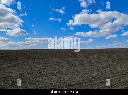 Lietzen, Deutschland. April 2020. Wolken ziehen über ein frisch gepflüpftes Feld. Credit: Patrick Pleul / dpa-Zentralbild / ZB / dpa / Alamy Live News Stockfoto