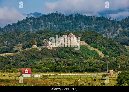 Fernblick auf die Maya-Ruinen auf der archäologischen Stätte Tonina, in der Nähe von Ocosingo, Chiapas, Mexiko Stockfoto