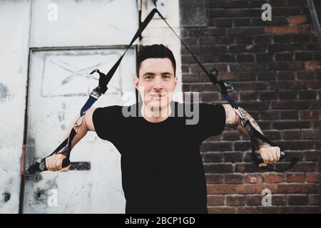 Attraktiver, muskulöser Mann beim Sport Stockfoto