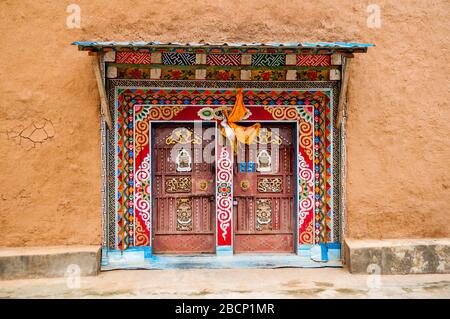 Eingang im tibetischen Stil an einem Gebäude in Malong Village, Provinz Sichuan, China. Stockfoto