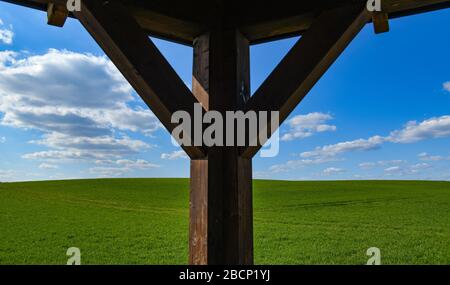 Lietzen, Deutschland. April 2020. Wolken ziehen über ein junges Maisfeld. Credit: Patrick Pleul / dpa-Zentralbild / ZB / dpa / Alamy Live News Stockfoto