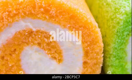 Details auf der Oberfläche von Orange und Pandan Aroma Rollkuchen Stockfoto