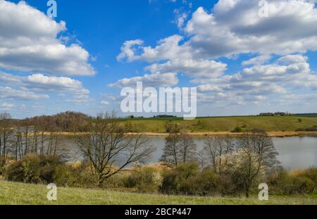 Lietzen, Deutschland. April 2020. Frühling im Lietzener Mühlental. Zum Naturschutzgebiet Lietzener Mühlental gehört ein Teil des Tals der Platkower Mühlenfließ. Sie schützt einen eiszeitlichen Schmelzwasserkanal, der in die Grundmoränenplatte und die umliegenden Talhänge eingegraben wurde. Die im Mühlenfließ gefundene Unterwasservegetation ist nach der Europäischen Flora-Fauna-Habitat-Richtlinie (FFH) geschützt. Credit: Patrick Pleul / dpa-Zentralbild / ZB / dpa / Alamy Live News Stockfoto