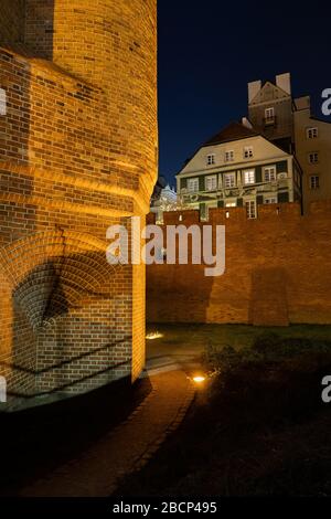 Übernachtung in der Altstadt unter der Stadtmauer in Warschau, Polen, Fußweg, Teil der Festung Barbican und historische Mietshäuser Stockfoto