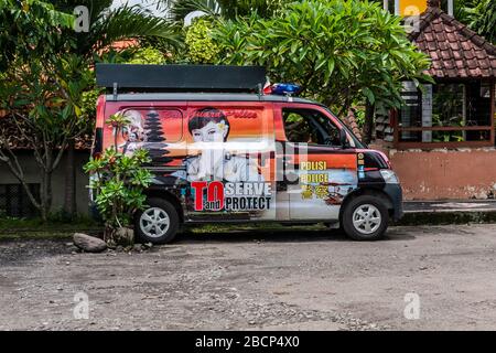 Ein reich dekorierter Polizeiwagen, Bali, Indonesien Stockfoto