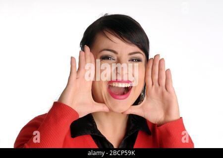 Atraktive brünette Frau im roten Pullover. Stockfoto