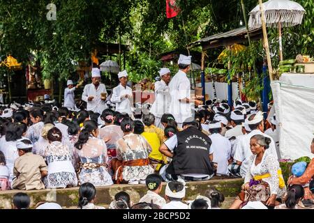 Balinesische Hindu-Anhänger beteten während der religiösen Zeremonie Stockfoto