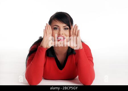 Atraktive brünette Frau im roten Pullover. Stockfoto