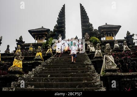 Balinesische Pilger im Pura Besakih-Tempel, Bali, Indonesien Stockfoto