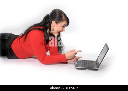 Atraktive brünette Frau im roten Pullover. Stockfoto