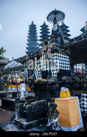 Einer der Schreine, die in Sarong mit Speiseangeboten in Pura Besakih-Tempel, Bali, Indonesien gekleidet sind Stockfoto