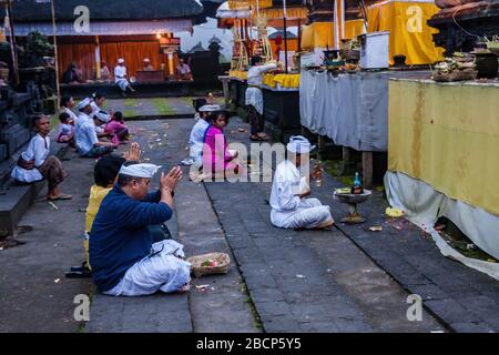 Balinesische Hindu-Anhänger beten im Pura Besakih-Tempel Stockfoto