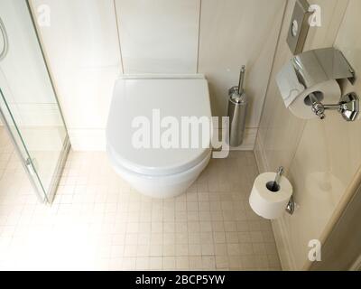 Moderne Einrichtung der Toilette mit spültoilette, weiße toilette im Badezimmer. Stockfoto