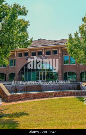 ALPHARETTA, GEORGIA - 13. September 2019: Der Alpharetta Historic District enthält mehrere historische Gebäude aus dem späten 19. Jahrhundert und o Stockfoto