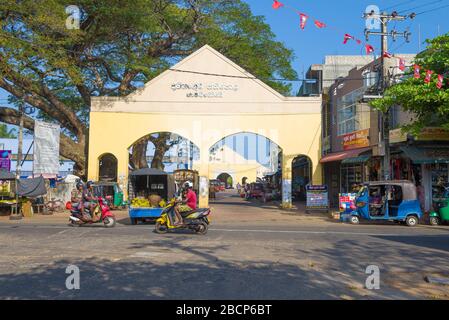 NEGOMBO, SRI LANKA - 3. FEBRUAR 2020: Blick auf den Stadtmarkt an einem sonnigen Tag Stockfoto