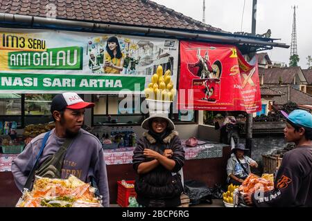 Balinesische Leute verkaufen Snacks in der Nähe des Tempels Stockfoto