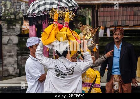 Balinesische Hindu-Anhänger während des traditionellen Festivals Stockfoto