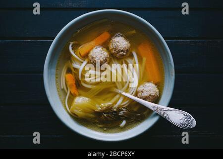 Hausgemachte asiatische Nudelsuppe mit Bok Choi Kohl und Fleischbällchen in einer Schüssel von oben Stockfoto