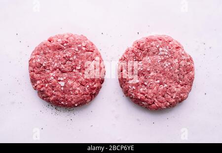 Zwei rohe frische Rindersteaks für Burger von oben Stockfoto