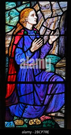 Detail des Fensters, das Maria darstellt. Kirche von Saint John Baptist, Skelsmergh, Cumbria, England, Großbritannien, Europa. Stockfoto