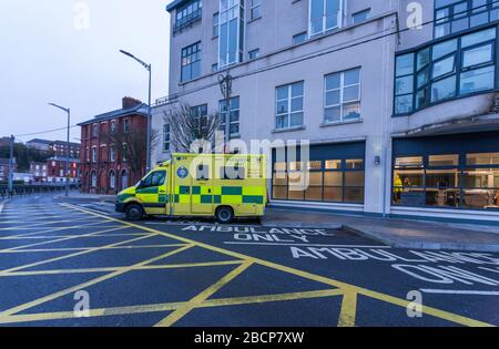 Cork City, Cork, Irland. April 2020. Ein Rettungswagen, der vor dem Unfall geparkt wurde, und ein Notfall im Mercy Hospital am Grenville Place in Cork City, Irland. Credit; David Creedon / Alamy Live News Stockfoto