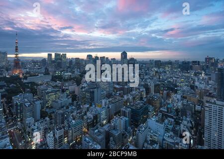 Tokio, Japan - Sep 27, 2018: Tokyo Stadtbild bei Dämmerung Blick vom Observatorium des World Trade Center Gebäude Stockfoto