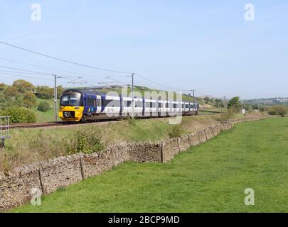 Northern Rail Siemens-Elektrozug der Baureihe 333 333013, der am Stadtrand von Skipton an der Aire-Talstrecke durch Snaygill fährt Stockfoto