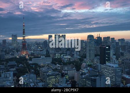 Tokio, Japan - Sep 27, 2018: Tokyo Stadtbild bei Dämmerung Blick vom Observatorium des World Trade Center Gebäude Stockfoto