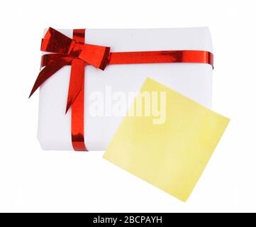 Geschenk auf weißem Hintergrund mit einer Notiz Stockfoto
