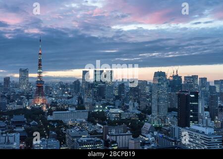 Tokio, Japan - Sep 27, 2018: Tokyo Stadtbild bei Dämmerung Blick vom Observatorium des World Trade Center Gebäude Stockfoto