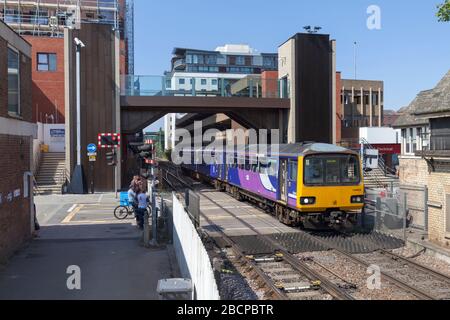 Northern Rail Class 144 Pacer Train 144022 Ankunft in Lincoln an einem sonnigen Sommertag Stockfoto