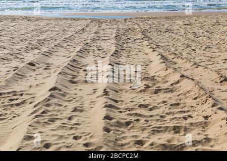 Bournemouth, Dorset, Großbritannien. April 2020. UK Wetter: Warm sonnigen Tag, wie die Menschen gehen an die Küste, um ihre tägliche Übung, die meisten halten sich an die Coronavirus Einschränkungen für soziale Distancing. Leere Strände. Spuren, die zum Meer führen. Quelle: Carolyn Jenkins/Alamy Live News Stockfoto