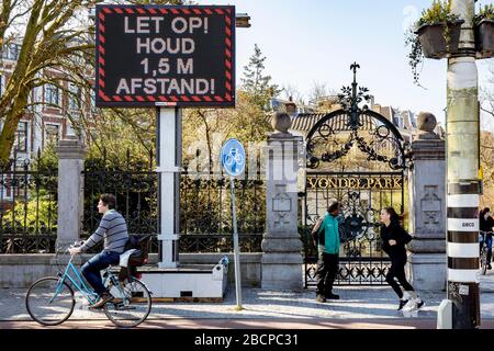 Amsterdam, Niederlande. April 2020. AMSTERDAM, Vondelpark, 05-04-2020 angesichts der anhaltenden Menschenmassen im Vondelpark ist der Eingang zum Park am Sonntag am Eingang geschlossen. Wenn es zu voll wird, wird der Park geschlossen. Credit: Pro Shots/Alamy Live News Stockfoto