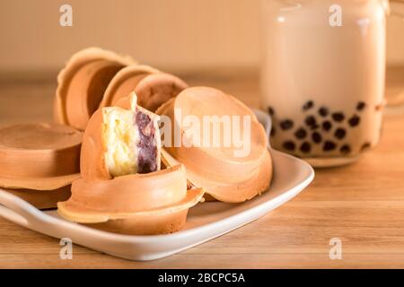 Radkuchen, roter Bohnenkuchen, Bubble Tea, Perlmilchtee Stockfoto