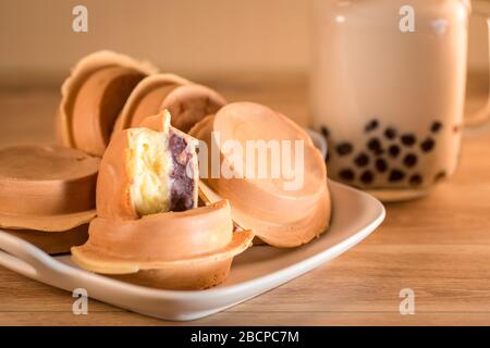 Radkuchen, roter Bohnenkuchen, Bubble Tea, Perlmilchtee Stockfoto