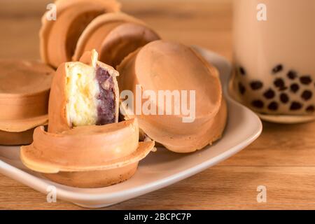 Radkuchen, roter Bohnenkuchen, Bubble Tea, Perlmilchtee Stockfoto