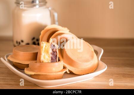 Radkuchen, roter Bohnenkuchen, Bubble Tea, Perlmilchtee Stockfoto