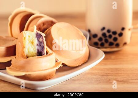 Radkuchen, roter Bohnenkuchen, Bubble Tea, Perlmilchtee Stockfoto