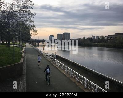 Glasgow, Schottland, Großbritannien. April 2020. Die Menschen trainieren auf der Seite des Flusses Clyde. Leere Straßen im östlichen Ende der Innenstadt, was zeigt, dass die Richtlinien für soziale Distanzierung und Empfehlungen für "zu Hause bleiben" in der Zeit der Coronavirus COVID-19-Pandemie-Krise eingehalten werden. Foto Credit: jeremy sutton-hibbert/Alamy Live News Stockfoto